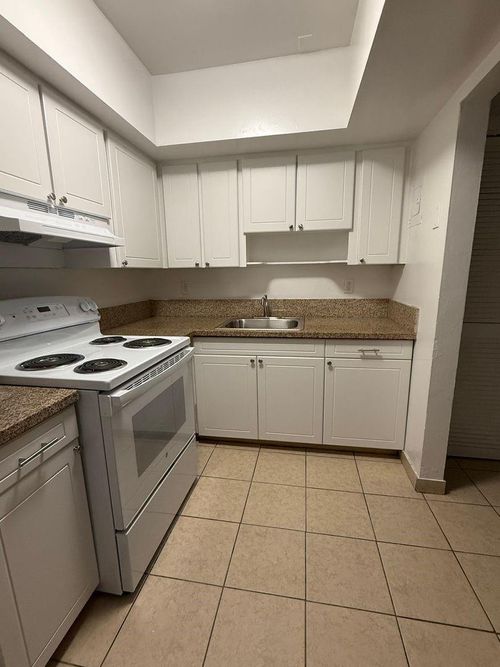 apt-12-890 Nw 39th St, Oakland Park, FL, 33309-5077 | Card Image
