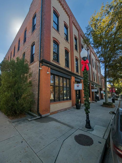 111-105-111 W Central Ave, Valdosta, GA, 31601-5508 | Card Image