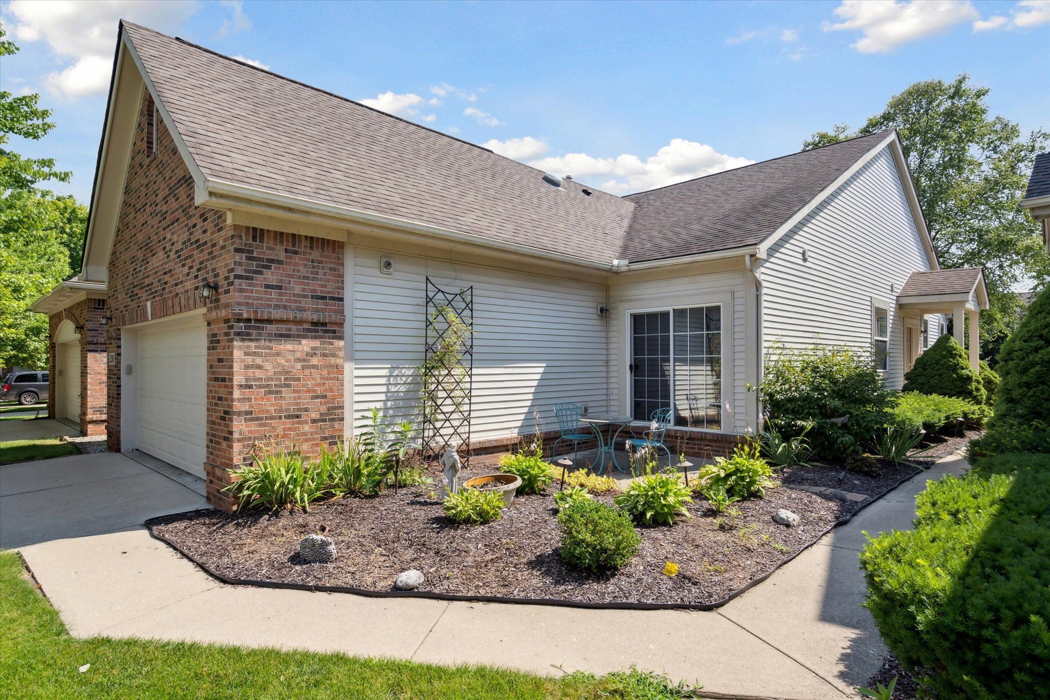 River Dr, Commerce Township, MI 48382