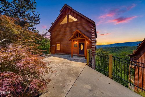 914 Black Bear Cub Way, Sevierville, TN, 37862-7712 | Card Image