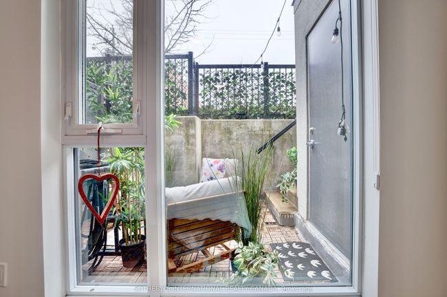 702 - 370 Wallace Ave, Condo with 3 bedrooms, 3 bathrooms and null parking in Toronto ON | Image 21