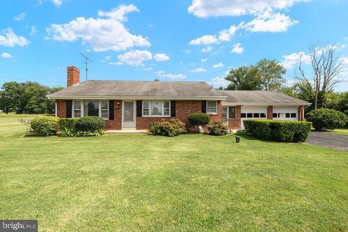 661 Brickyard Rd, New Oxford, PA, 17350-8486 | Card Image