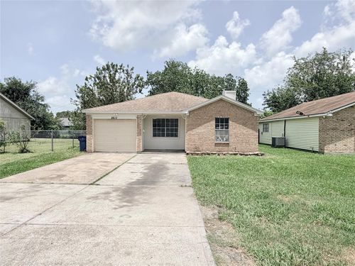 2612 4th Ave N, Texas City, TX, 77590-7067 | Card Image