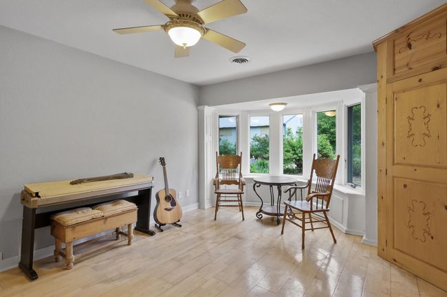sitting area | Image 13