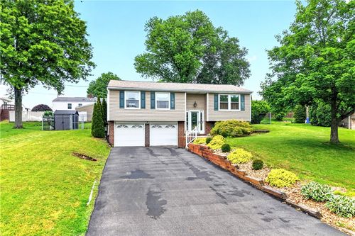 215 Princeton Dr, Aliquippa, PA, 15001-1540 | Card Image
