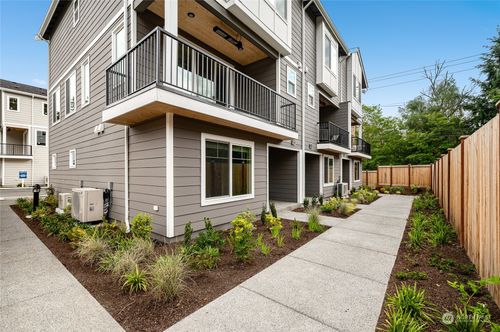 j3-13730 Manor Way, Lynnwood, WA, 98087 | Card Image