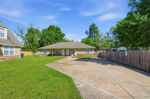 310 York St, Tahlequah, OK, 74464-2239 | Card Image