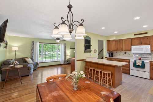 1094 Lowell Dr, Apple Valley, MN, 55124-4900 | Card Image