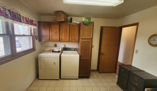 Bedroom/laundry on main | Image 18