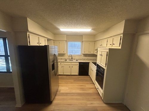 401 Towne House Ln, Richardson, TX, 75081-3527 | Card Image