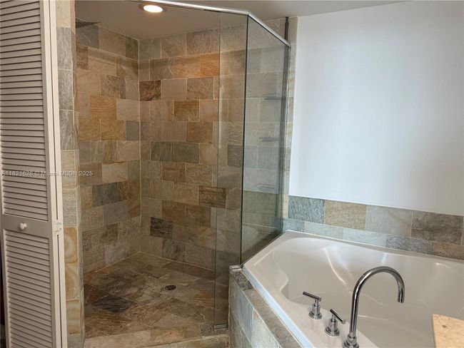 APT-1706N - 2641 N Flamingo Rd, Condo with 2 bedrooms, 2 bathrooms and null parking in Plantation FL | Image 18