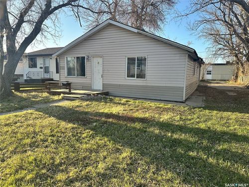 1050 Vaughan St, Moose Jaw, SK, S6H5P2 | Card Image
