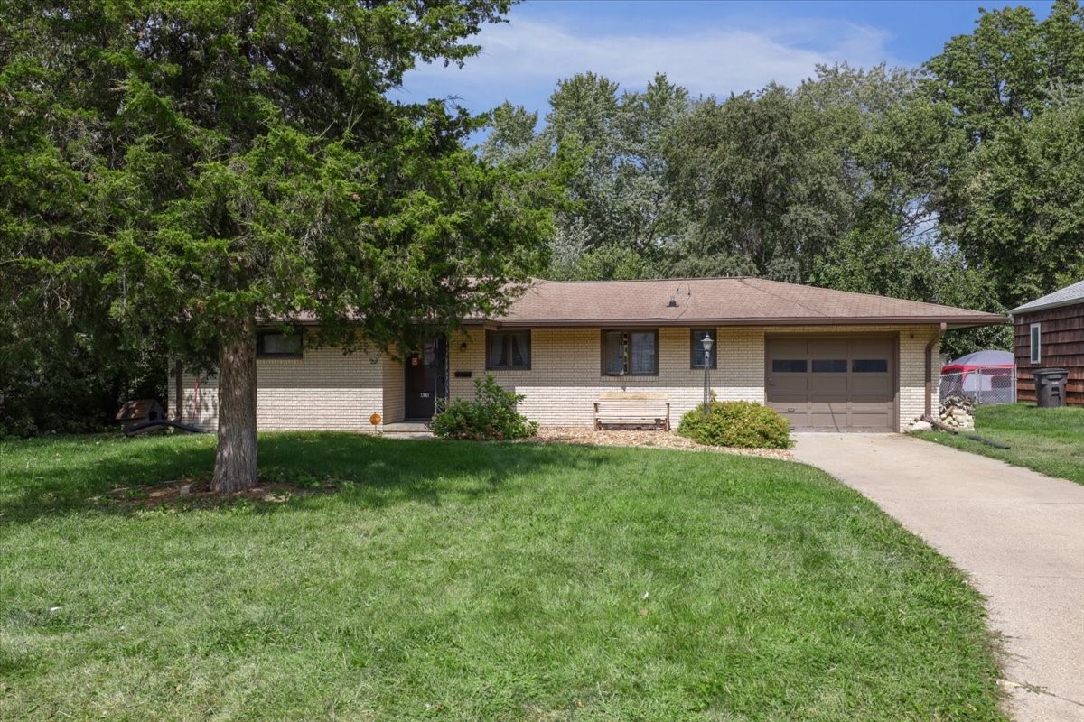 Pleasant View Dr, Des Moines, IA 50315