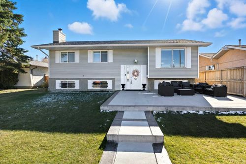 211 Pinetree Pl Ne, Calgary, AB, T1Y1M2 | Card Image