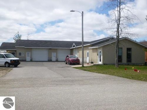 876 Robinwood Ct, Traverse City, MI, 49686-4317 | Card Image