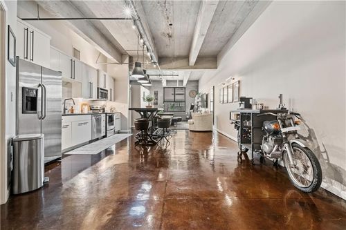 apt-30-360 W Pershing Rd, Kansas City, MO, 64108-2411 | Card Image