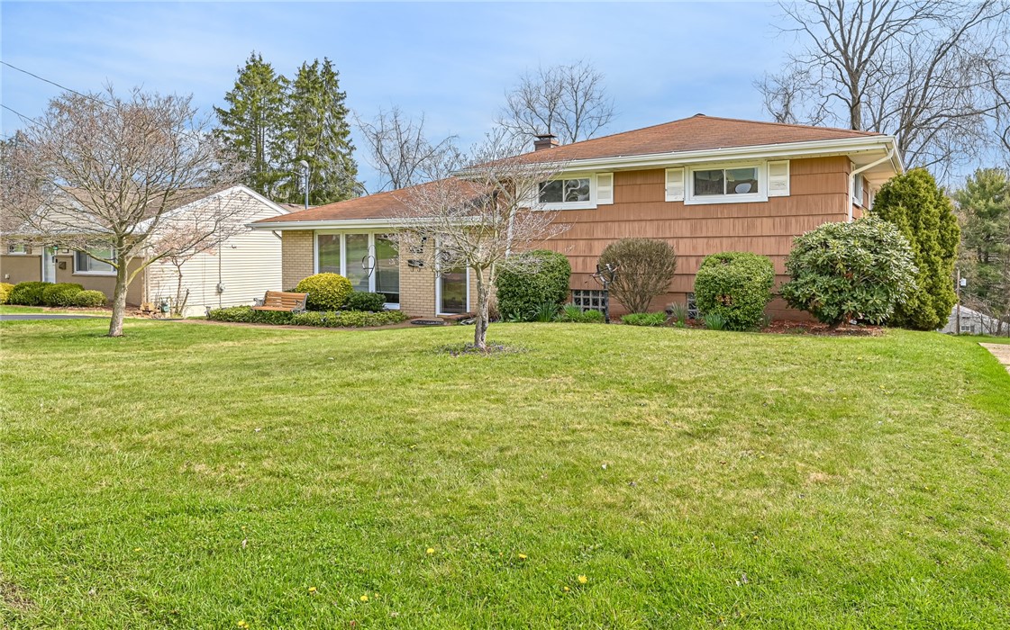 Toledo Dr, New Kensington, PA 15068