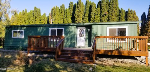 481 W Parker Heights Rd, Wapato, WA, 98951-9642 | Card Image