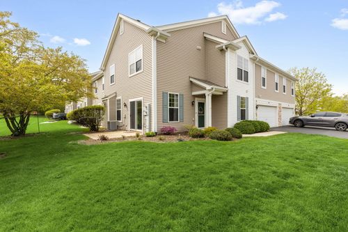 77 Johnson Ct, North Aurora, IL, 60542-9135 | Card Image