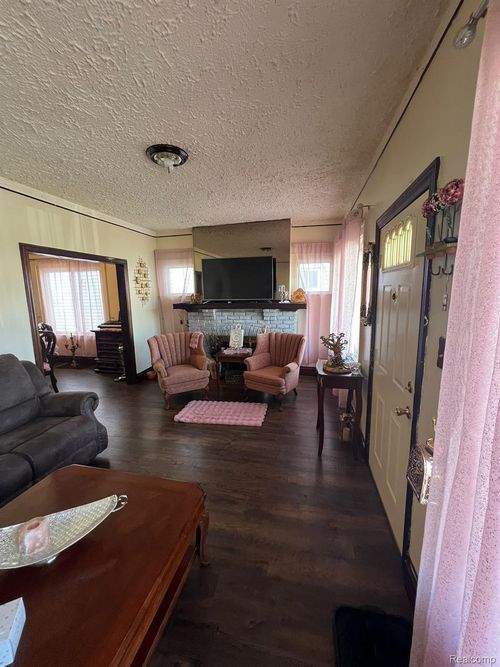 7457 Kendal St, Dearborn, MI, 48126-1307 | Card Image