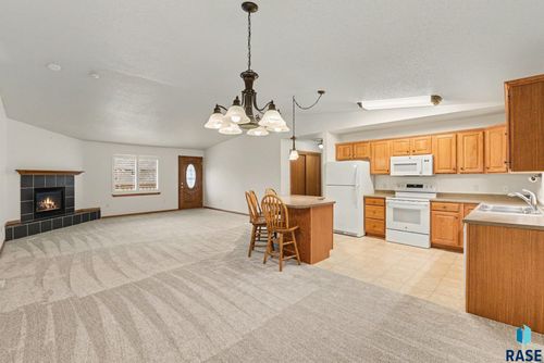 3300 W Miles Pl Place, Sioux Falls, SD, 57108 | Card Image