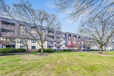 2408 - 13200 W Heiden Circle, Condo with 2 bedrooms, 2 bathrooms and 1 parking in Lake Bluff IL | Image 1