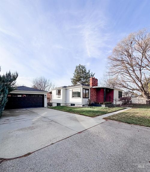 743 N Horseshoe Bend Rd, Eagle, ID, 83616-6879 | Card Image