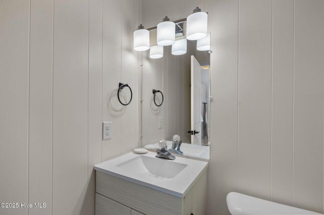 Full bathroom located in hall on level 1 | Image 32