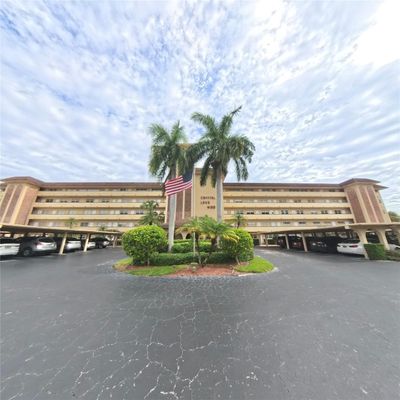 209 - 4100 Crystal Lake Dr, Condo with 2 bedrooms, 1 bathrooms and null parking in Deerfield Beach FL | Image 1