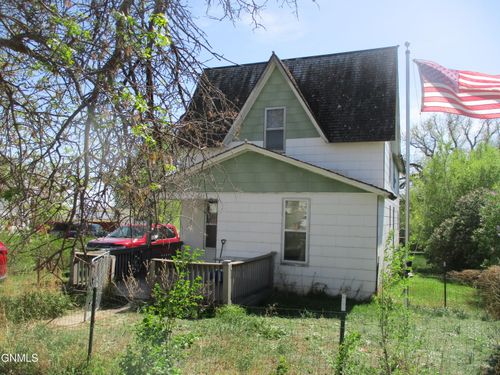 521 4th Ave, Washburn, ND, 58577-4322 | Card Image