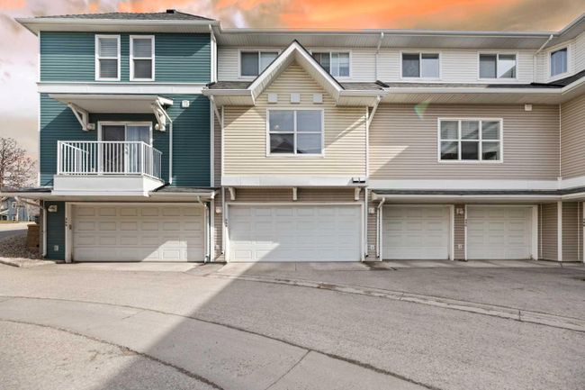 346 Mckenzie Towne Link Se, Home with 3 bedrooms, 1 bathrooms and 2 parking in Calgary AB | Image 4