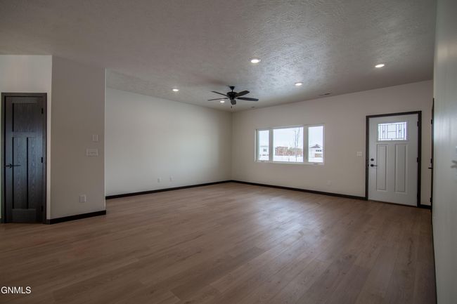 1008 Otter Creek Loop, Townhouse with 3 bedrooms, 2 bathrooms and null parking in Hazen ND | Image 9