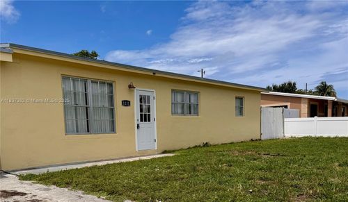 1131-1131 Ne 211th Ter, Miami, FL, 33179-1306 | Card Image