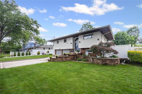 24 Sugarwood Ln, Commack, NY, 11725-3224 | Card Image