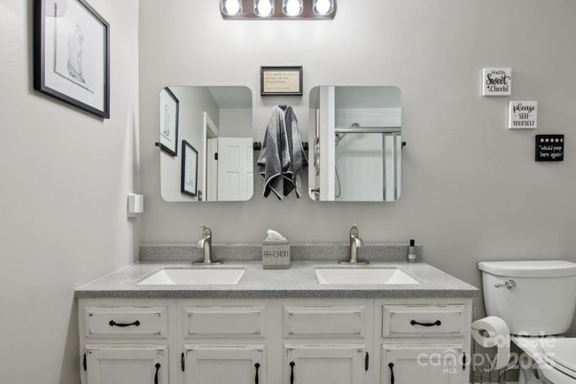 Upstairs Bathroom | Image 28