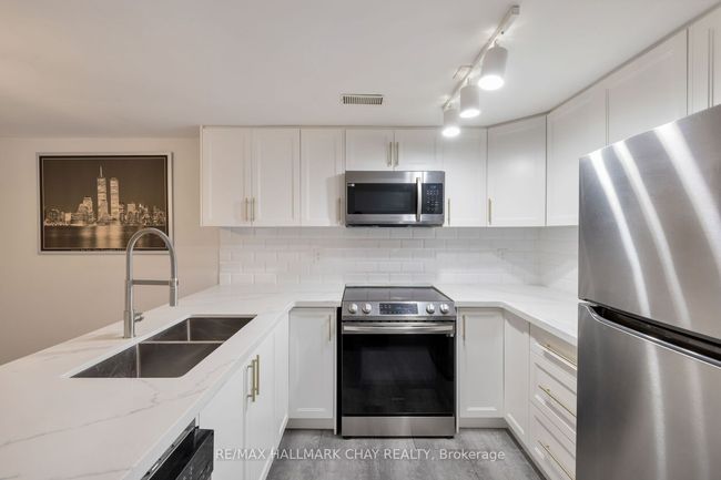 39 Eugenia St, House other with 5 bedrooms, 2 bathrooms and 4 parking in Barrie ON | Image 38