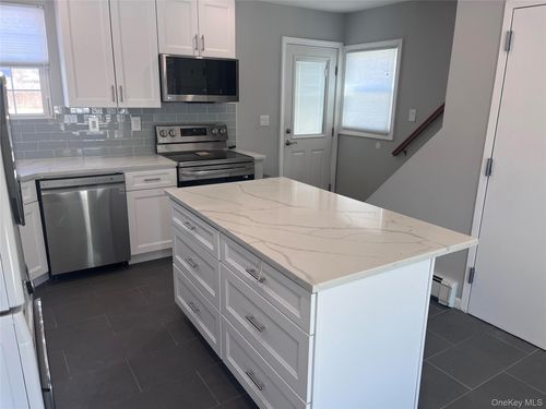 3 Birch Ct E, Farmingdale, NY, 11735-3829 | Card Image