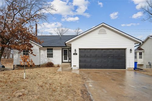 240 Valleyview Dr, Marion, IA, 52302-5878 | Card Image