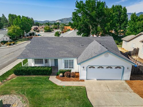 1450 Westview Dr, Grants Pass, OR, 97527-5779 | Card Image