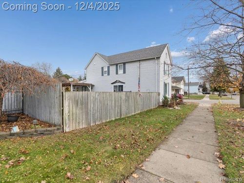 404 Pine St, Wyandotte, MI, 48192-6238 | Card Image