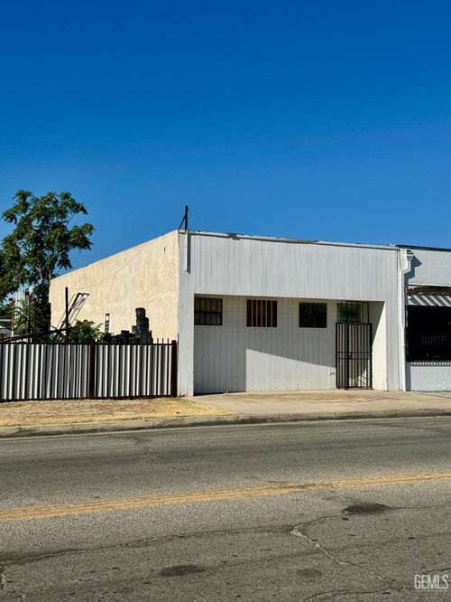 525 E 18th St, Bakersfield, CA, 93305 | Card Image