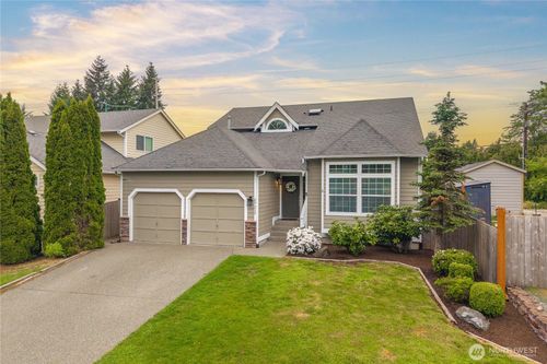 27217 213th Pl Se, Maple Valley, WA, 98038-3352 | Card Image