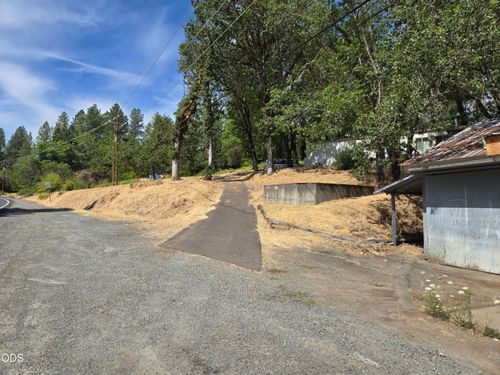 4618 Redwood Ave, Grants Pass, OR, 97527-9225 | Card Image