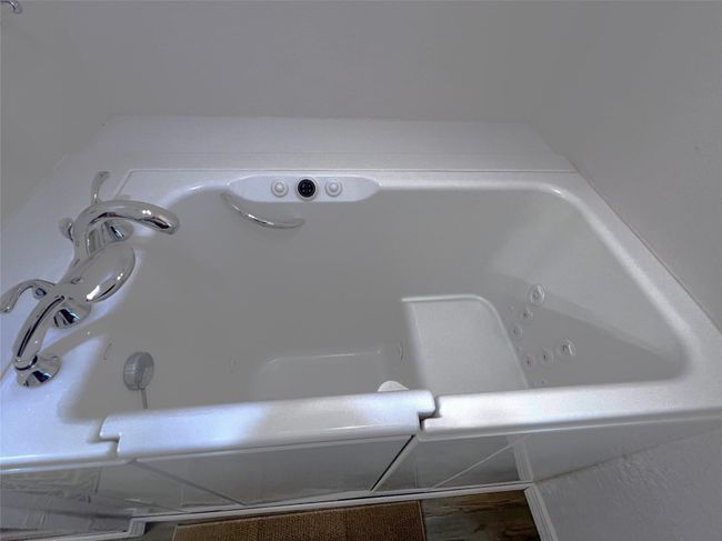It's jetted and ready for you to relax in after a long day. | Image 36