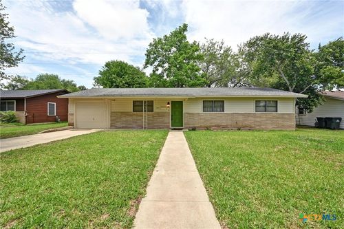 201 Hillcrest Dr, Luling, TX, 78648-3526 | Card Image