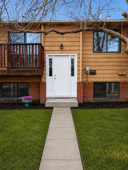 b-1207 44 St Se, Calgary, AB, T2A5E6 | Card Image