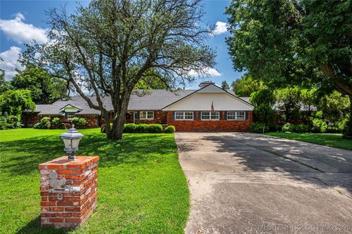 8 E Ranchwood Cir, Moore, OK, 73160-1037 | Card Image