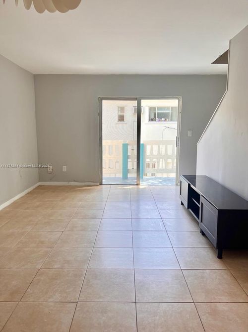 apt-207-7820 Ne Bayshore Ct, Miami, FL, 33138-6316 | Card Image