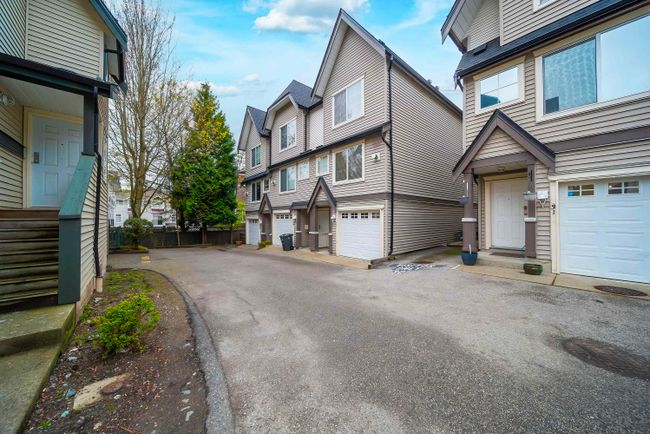 32 - 15355 26 Avenue, Townhouse with 3 bedrooms, 2 bathrooms and 2 parking in Surrey BC | Image 3