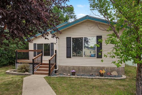 214 7 St, Beiseker, AB, T0M0G0 | Card Image